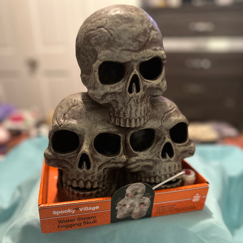 Spooky Village Water Steam Fogging Skull Prop Decor